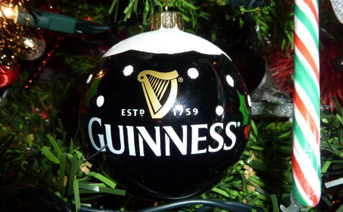 шар Guinness на ели